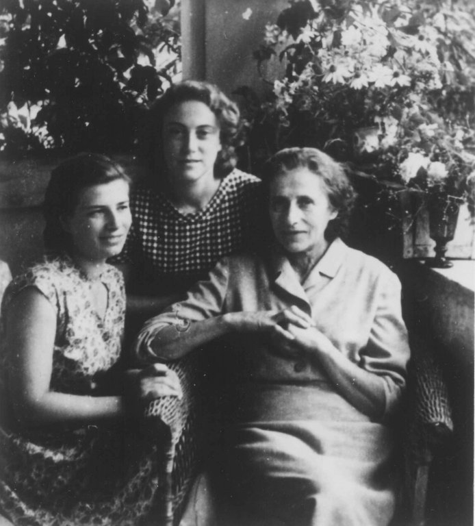 Helene u. Margarete Holzman mit Fruma Vitkin Ende 1950 (Yad Vashem)