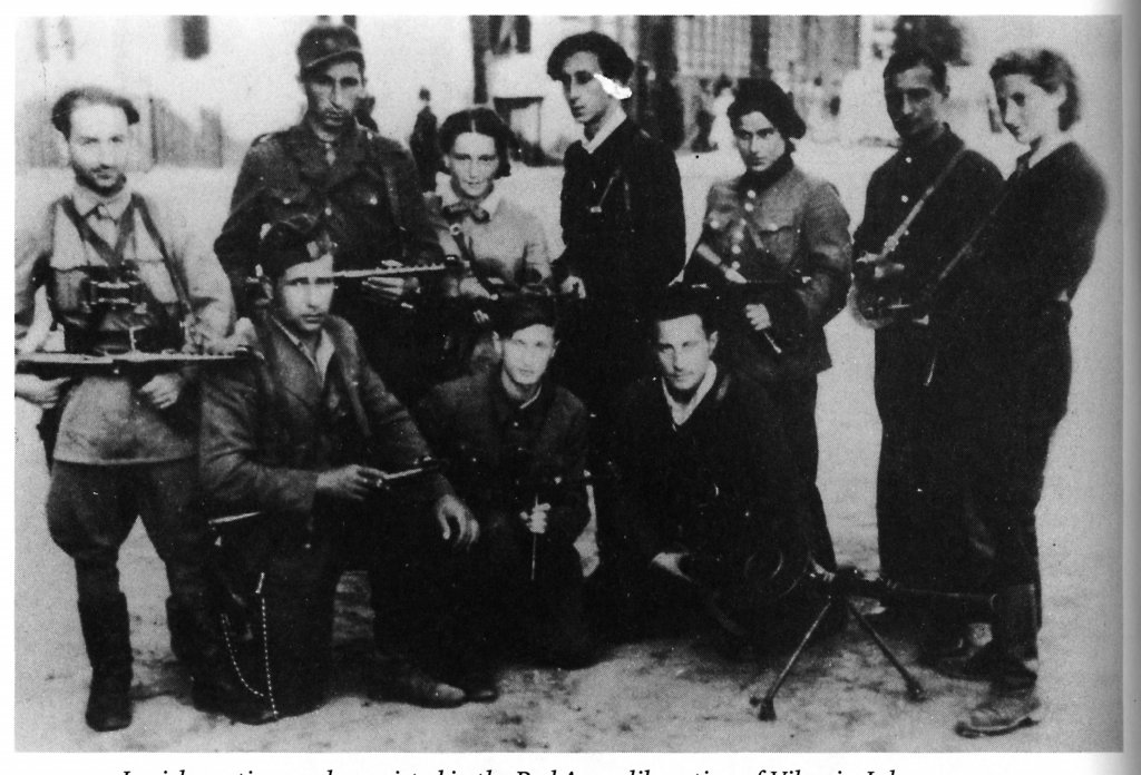 Jüdische Partisanen nach der Befreiung von Vilnius 14. Juli 1944 (Mitte Abba Kovner)