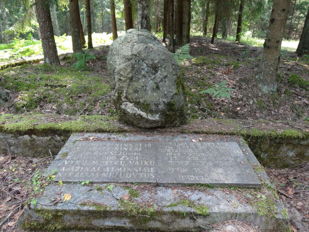 Gedenkstein und Gedenktafel