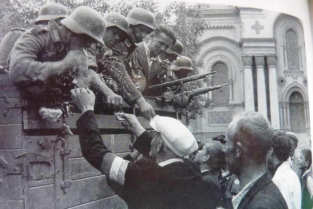 Litauer begrüßen die Wehrmacht (USHMM) 