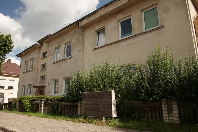 Gedenkstein am ehemaligen Ghetto-Krankenhaus (Holocaust Atlas) 