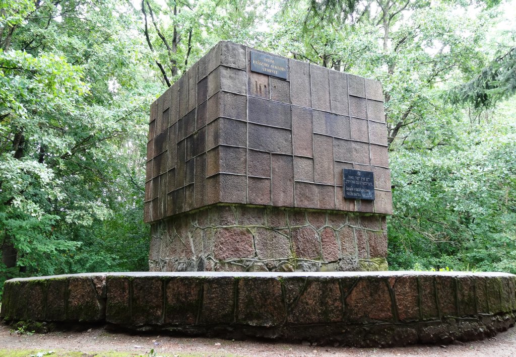 Gedenkstätte I für 700 Opfer im Wald von Kveciai