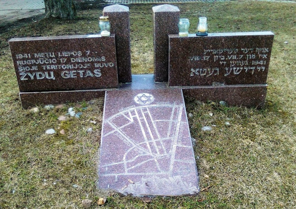 Gedenkstein am ehemaligen Ghetto-Tor (pavb.lt) Gedenkstein am ehemaligen Ghetto-Tor (pavb.lt)
