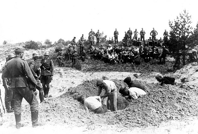 Vorbereitung einer Grube vermutlich bei Kužiai (Yad Vashem)