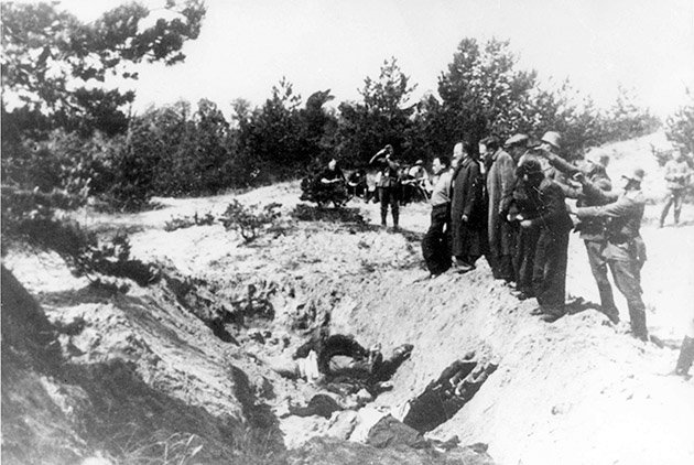 Erschießung der Opfer vermutlich bei Kužiai  (Yad Vashem)