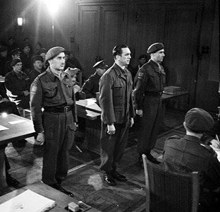 SS-Meyer vor kanadischem Militärgericht 1945; Quelle: wikipedia [gemeinfrei] 