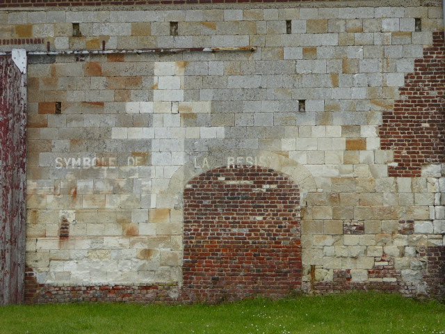 Symbol der Résistance an einem Haus