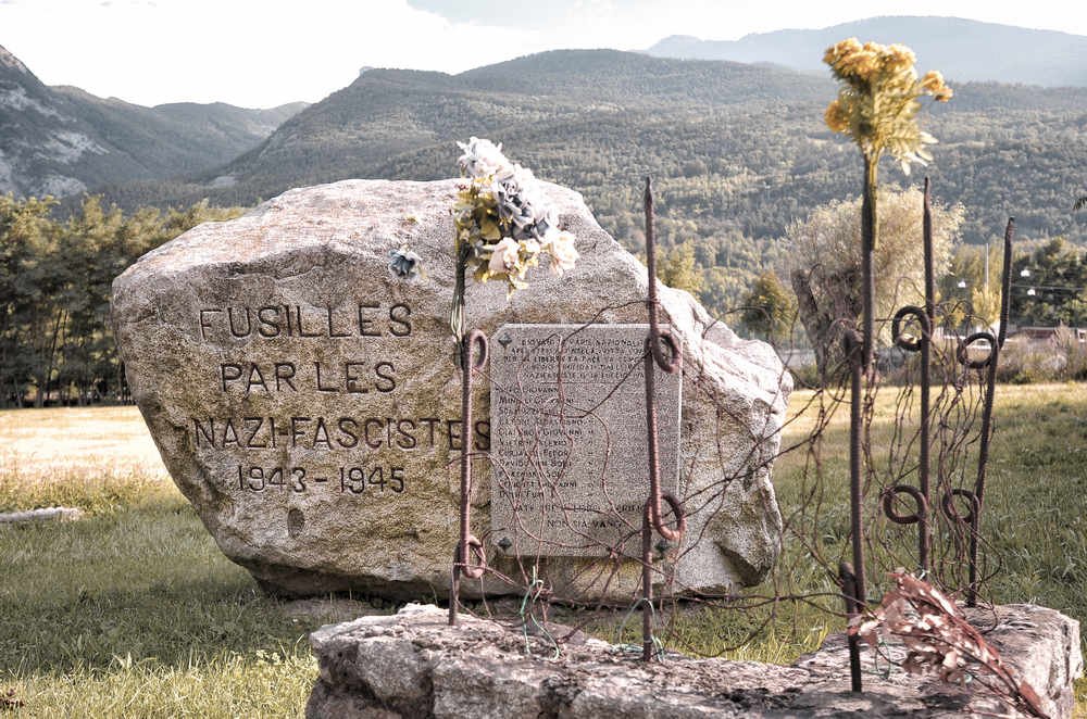 Gedenkstein an der Strada Statale 26 bei Nus