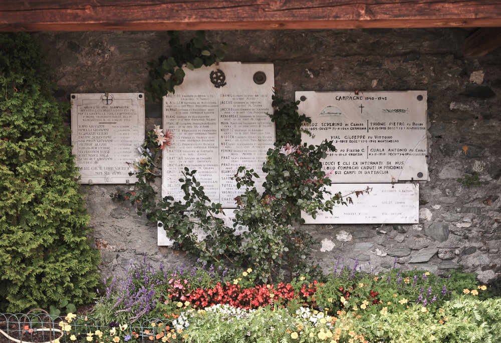 Gedenktafel am Friedhof von Nus