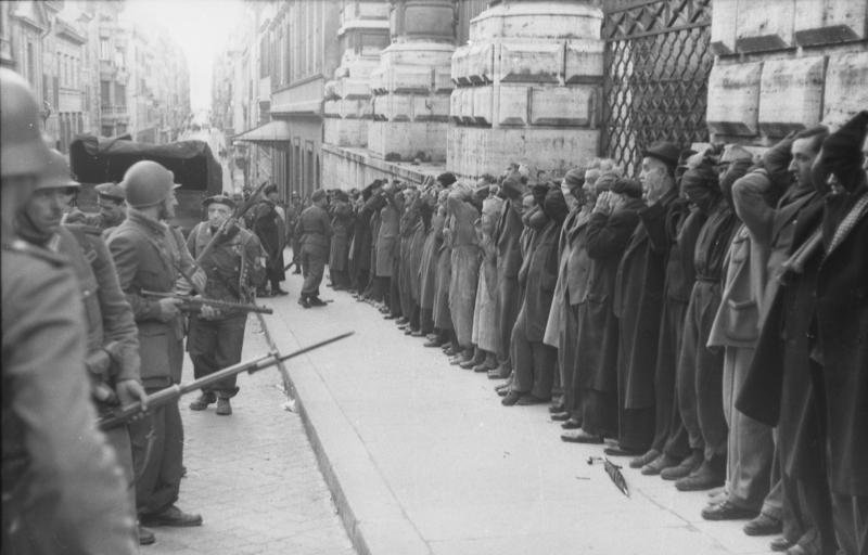 Via Rasella - Festnahme von Zivilisten (Foto: Bundesarchiv)