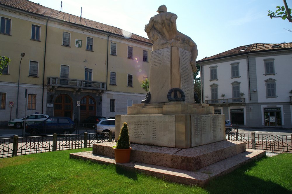 Gefallenendenkmal in Arona mit Gedenktafel für die ermordeten Jüdinnen und Juden