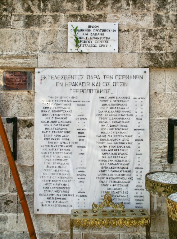 Gedenktafel mit den Namen der 62 Märtyrer an der Ekklisia Agii Pantes