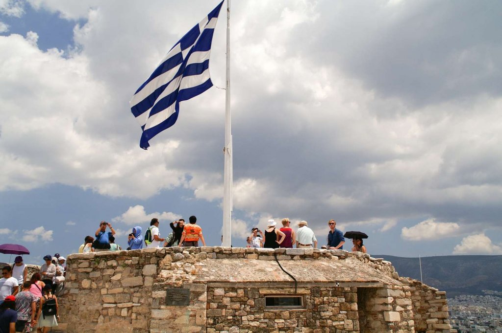 Der Fahnenhügel auf der Akropolis mit der Gedenktafel