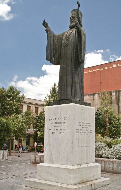 Statue von Damaskinos vor der Mitropolis