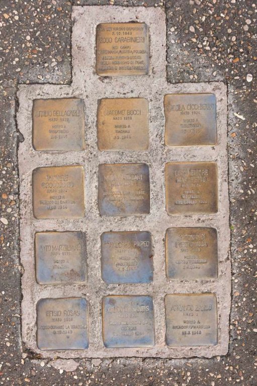 Alle 13 Stolpersteine für die deportierten Carabinieri