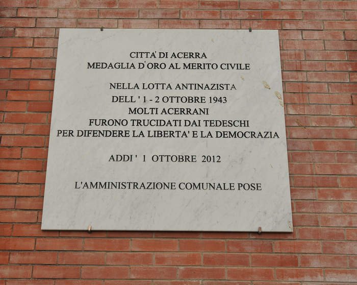 Gedenktafel am Rathaus von Acerra