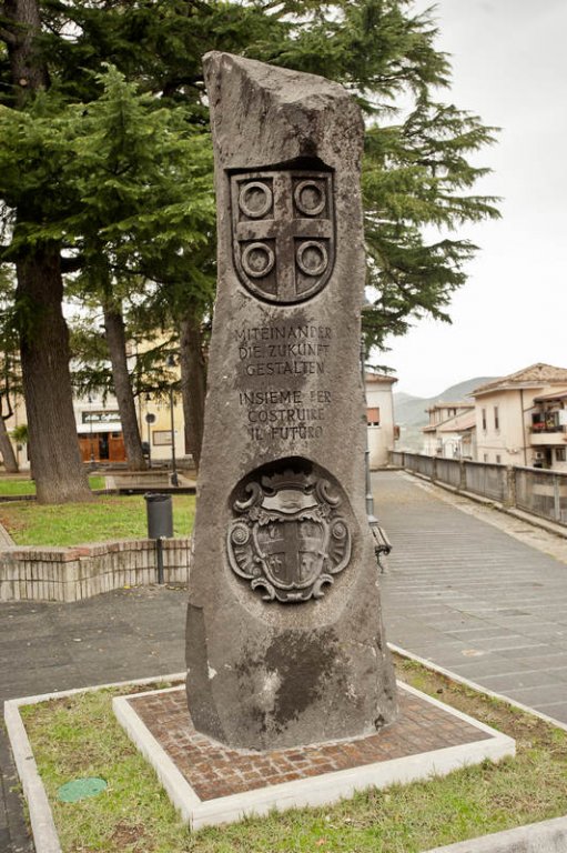 Gedenkstein der Gemeinde Ochtendung auf der Piazza Portavetere