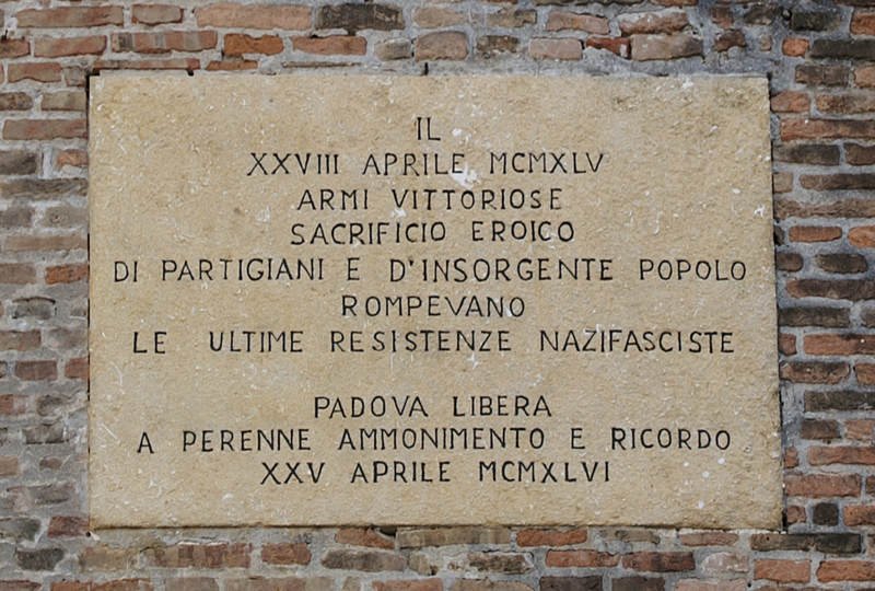 Gedenktafel an der Piazza Insurrezione XXVIII Aprile '45