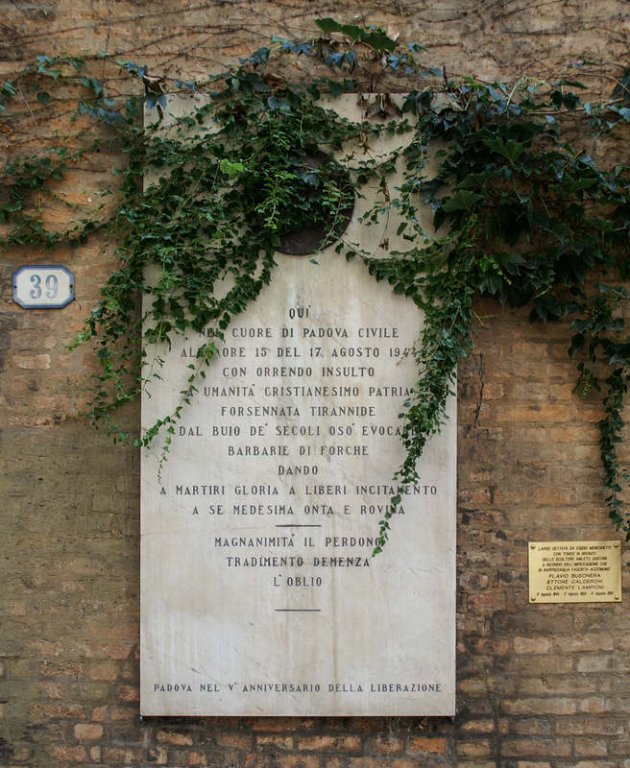 Gedenktafel in der Via Santa Lucia