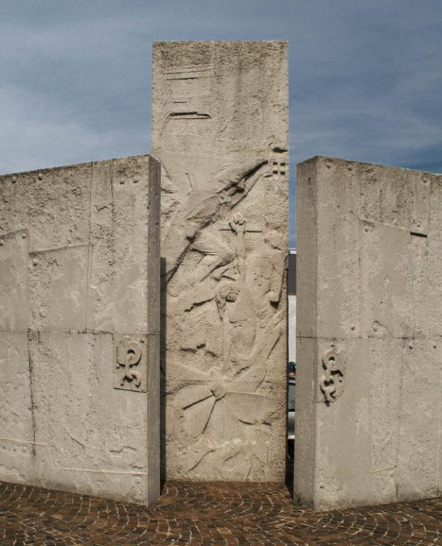 Wie ein Triptychon: Stelen an der Gedenkstätte