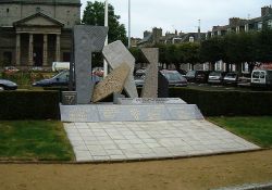 Place Saint-Michel : Monument départemental de la Résistance et de la Déportation (© Serge Tilly, CERP)