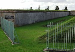 Erschießungsgraben mit Mauer