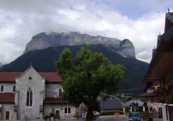 Kirchplatz vor Aravis-Massiv