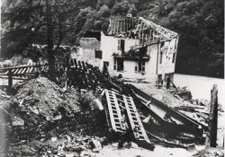 gesprengte Brücke und Häuser; © railsavoie.fr