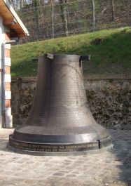 Glocke mit Namen der Erschossenen*