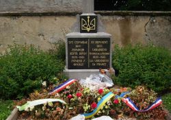 Ukrainer-Stele auf „sowjetischem Friedhof“