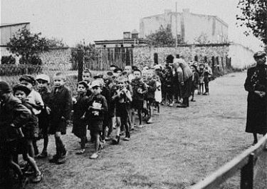 „Sperre“ - Kinder werden deportiert; Quelle: wikimedia/USHMM