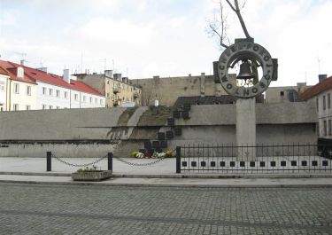 Płock, plac 13 Straconych1 - Quelle: Pozkaniezykla.pl