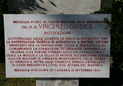 Tafel am Denkmal Giudice (Foto: Baldini)
