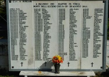 Tafel mit Namen der Opfer