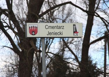 Hinweisschild auf Gefangenen-Friedhof*)
