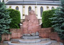 Totendenkmal vor der Kirche