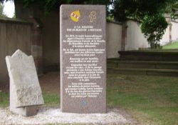 Stele „Les obliés“, Friedhof