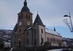 Kirche mit Gedenktafel an die Deportierten