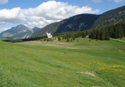 Glières-Plateau mit Nationaldenkmal; Quelle: Wikipedia