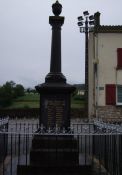 Denkmal neben der Kirche, mit den Namen der Opfer