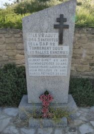 Stele fünf erschossene S.A.P.-Résistants; Quelle: J.-C. Vachet, mémorial GenWeb CC BY-NC-SA