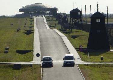 Blick vom Tor zum 'Mausoleum'