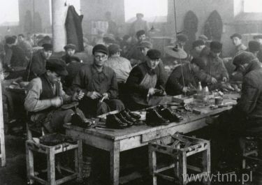 Schusterwerkstatt im Ghetto; Foto: teatrnn.pl