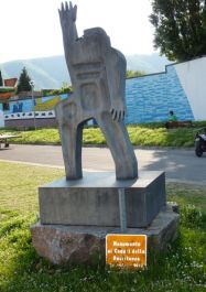 Skulptur für die Gefallenen der Resistenza, dahinter Wandbild