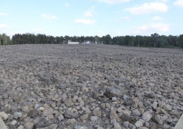 Schlackefeld über den Massengräbern