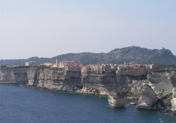 Bonifacio auf Kreidefelsen (© Gabridelca, Wikipedia)