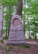 Denkmal im Wald am Fundort