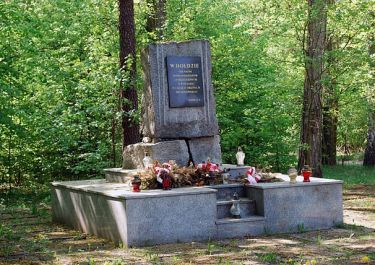 Denkmal für Erschossene im Lućmierz-Wald; Foto: Polimerek, pl.wikipedia