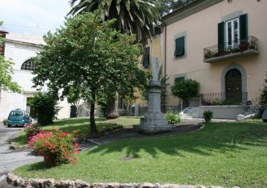 Gedenkstätte an der Piazza S. Luigi (Fotos: Baldini)