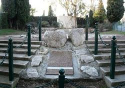 Denkmal für die in Saint-Julien-du-Verdon erschossenen Résistants aus Nizza (© Jimmy Tual, GenWeb)